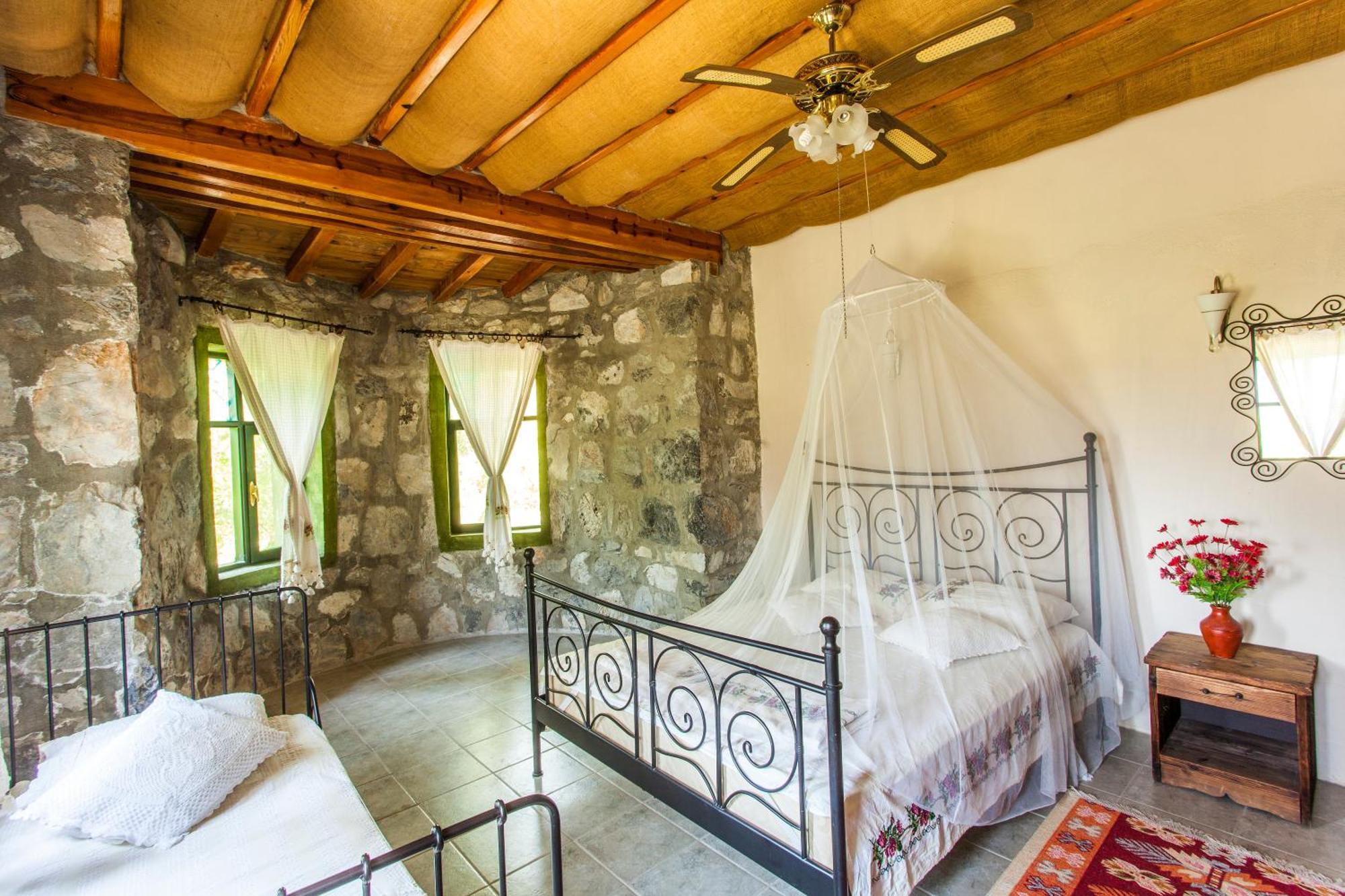 Otantik Tas Ev Bed & Breakfast Dalaman Exterior photo